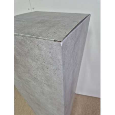 B-KWALITEIT (prijs per 5st) - kartonnen sokkels betonlook, 28,5 x 28,5 x 100 cm (lxbxh)