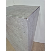 B-KWALITEIT (prijs per 5st) - kartonnen sokkels betonlook, 28,5 x 28,5 x 100 cm (lxbxh)