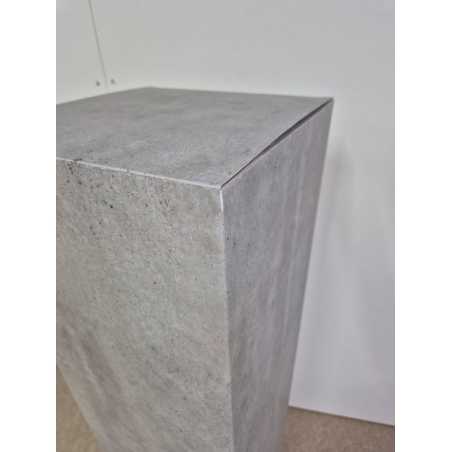 B-KWALITEIT (prijs per 5st) - kartonnen sokkels betonlook, 28,5 x 28,5 x 100 cm (lxbxh)