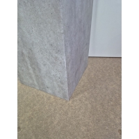 B-KWALITEIT (prijs per 5st) - kartonnen sokkels betonlook, 28,5 x 28,5 x 100 cm (lxbxh)