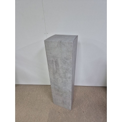 B-KWALITEIT (prijs per 5st) - kartonnen sokkels betonlook, 28,5 x 28,5 x 100 cm (lxbxh)